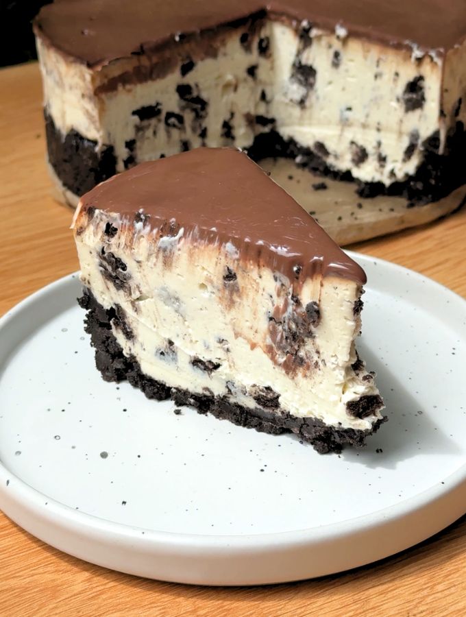 A slice of no bake Oreo cheesecake on a plate.