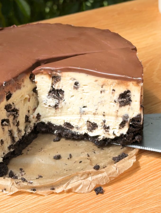 Slice missing from a no-bake Oreo cheesecake.
