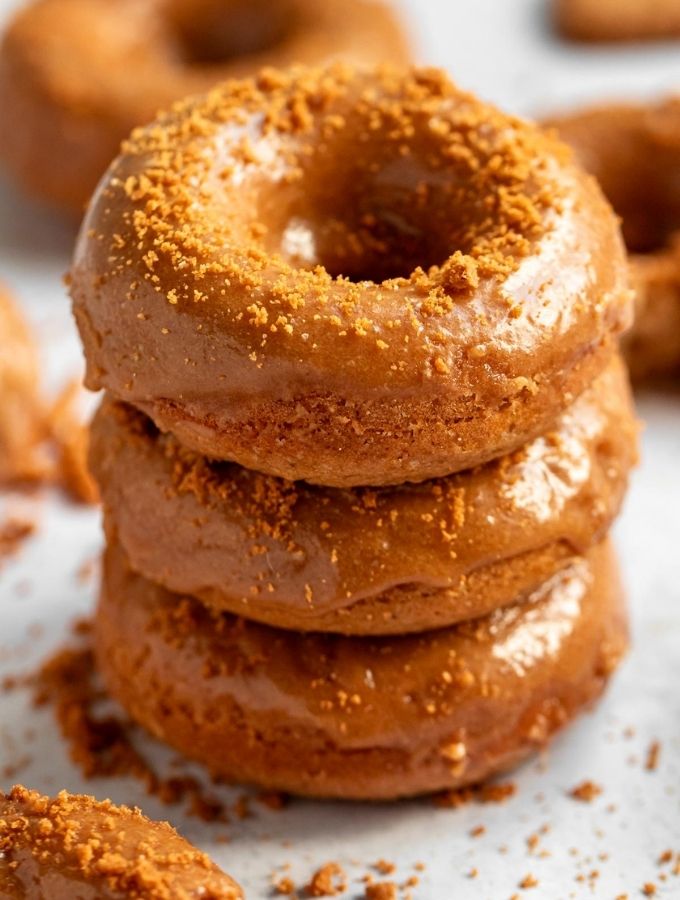 Stack of bisoff donuts.