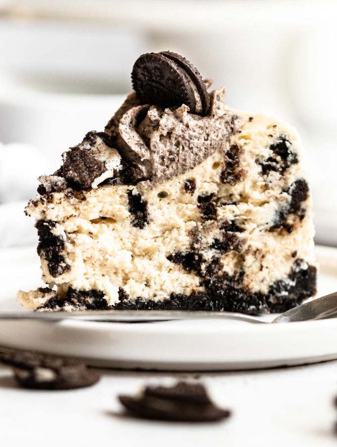 Slice of oreo cheesecake on a plate.