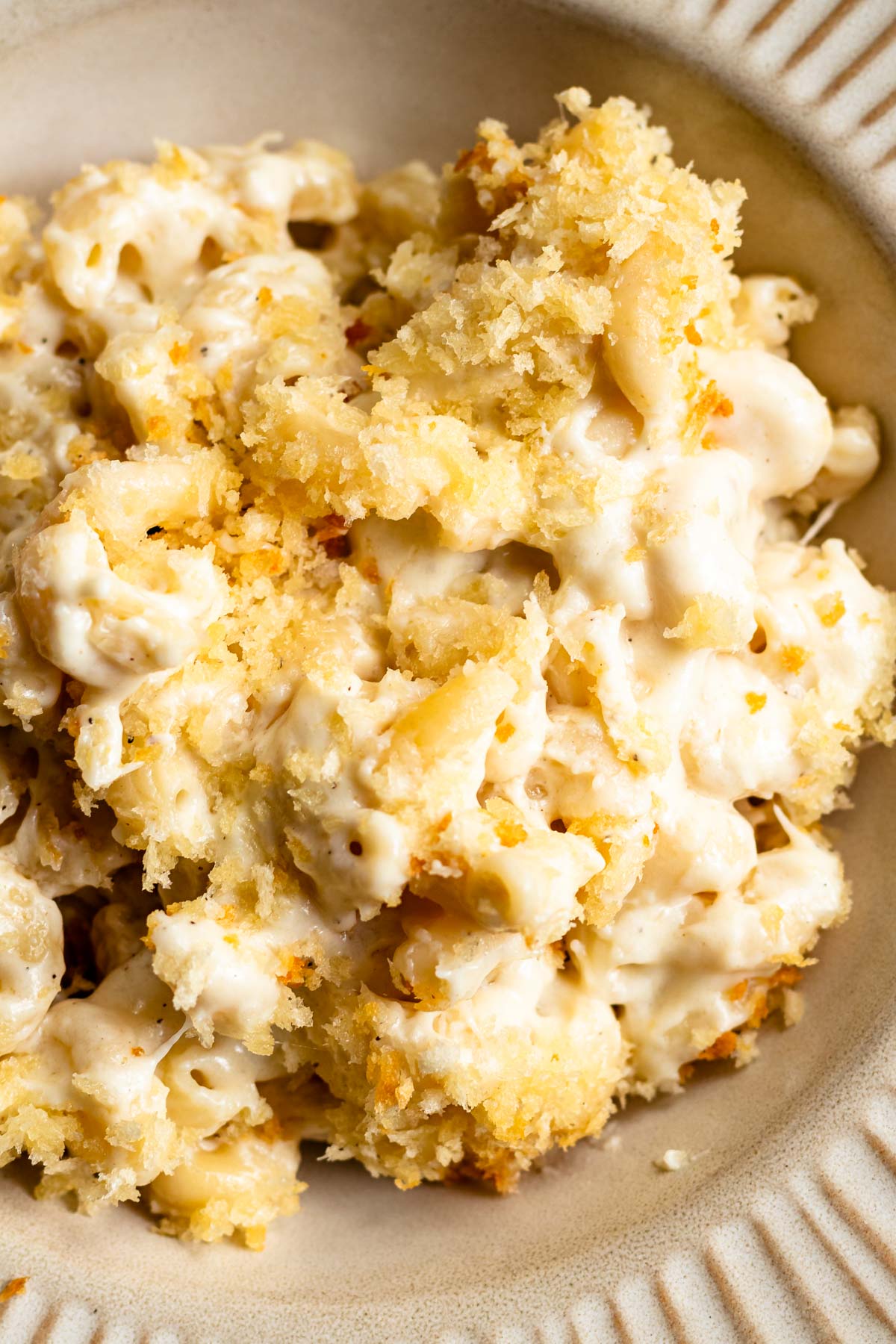 Close up shot of mac and cheese in a bowl.