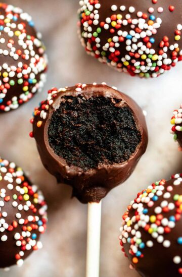 Easy Chocolate Cake Pops - Rich And Delish