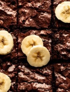 Top of sliced banana brownies.